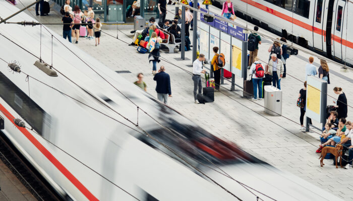 Reisende am Hauptbahnhof Hamburg. Foto: DB